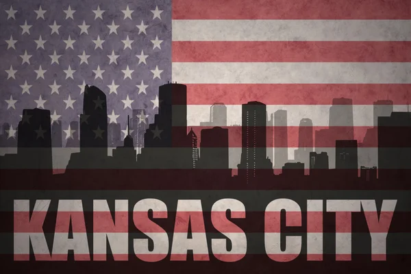 Abstracte silhouet van de stad met tekst Kansas City op de vintage Amerikaanse vlag — Stockfoto