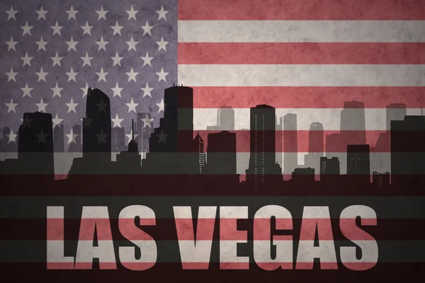 Abstracte silhouet van de stad met tekst Las Vegas op de vintage Amerikaanse vlag — Stockfoto