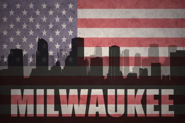 Silhouette astratta della città con testo Milwaukee alla bandiera americana vintage — Foto Stock