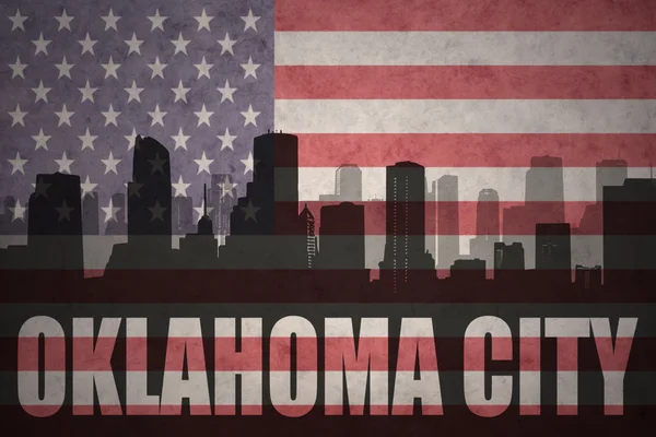 Streszczenie sylwetka miasta z tekstem Oklahoma City w vintage flagi amerykańskiej — Zdjęcie stockowe