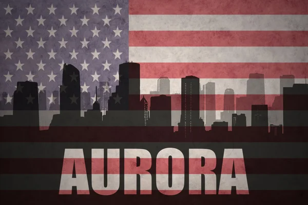 Silhouette abstraite de la ville avec texte Aurora au drapeau américain vintage — Photo