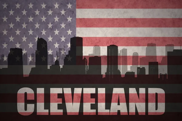 Silhouette astratta della città con testo Cleveland alla bandiera americana vintage — Foto Stock