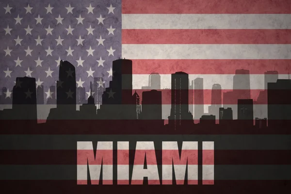 Özet metni Miami vintage Amerikan bayrağı ile şehir silüeti — Stok fotoğraf
