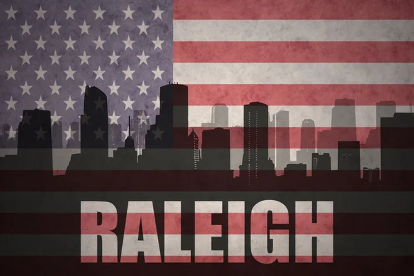 Özet metin Raleigh, vintage Amerikan bayrağı ile şehir silüeti — Stok fotoğraf
