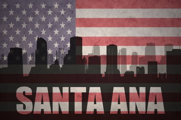 Silhouette abstraite de la ville avec texte Santa Ana au drapeau américain vintage — Photo