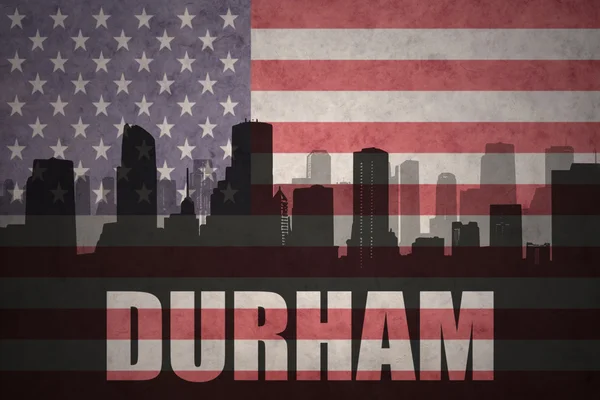 Silhouette astratta della città con testo Durham alla bandiera americana vintage — Foto Stock