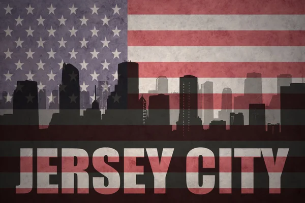 Silhouette astratta della città con testo Jersey City alla bandiera americana vintage — Foto Stock