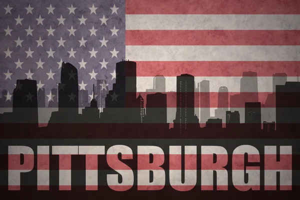 Абстрактный силуэт города с текстом Питтсбурга у винтажного американского флага — стоковое фото