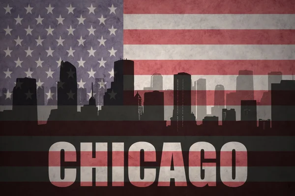 Абстрактный силуэт города с текстом Чикаго под винтажным американским флагом — стоковое фото