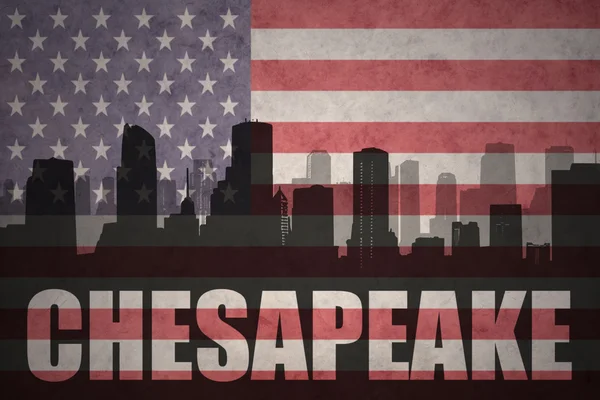 ヴィンテージのアメリカの国旗にチェサピーク テキストが付いている都市の抽象的なシルエット — ストック写真