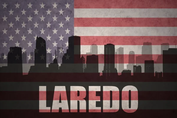 Silhouette abstraite de la ville avec texte Laredo au drapeau américain vintage — Photo
