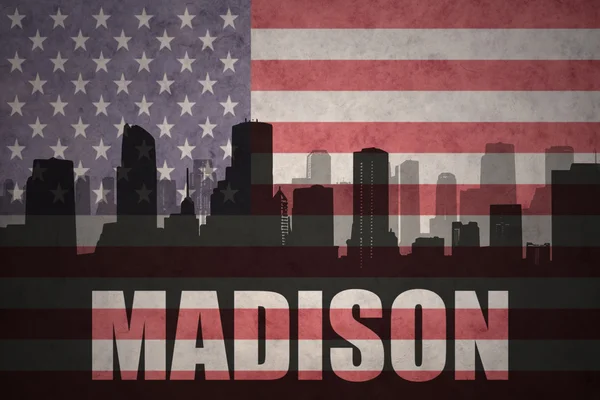 Абстрактный силуэт города с текстом Мэдисон под винтажным американским флагом — стоковое фото