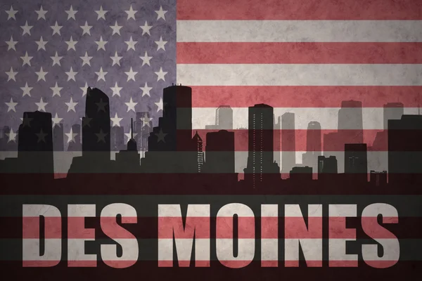Abstraktní silueta města s textem Des Moines na vinobraní Americká vlajka — Stock fotografie