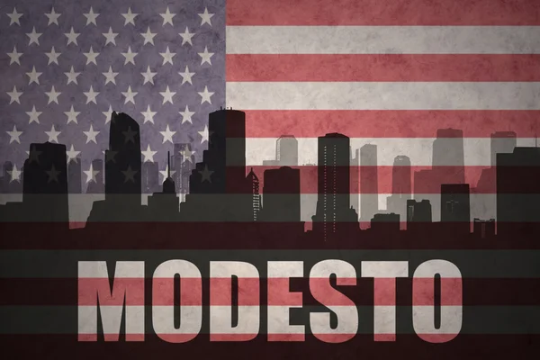 Silhouette abstraite de la ville avec texte Modesto au drapeau américain vintage — Photo