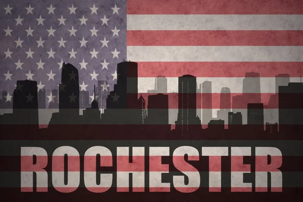 Абстрактный силуэт города с текстом Рочестер на винтажном американском флаге — стоковое фото