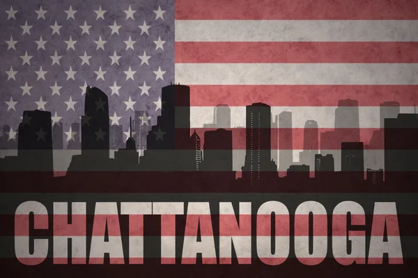 Abstrakta silhuetten av staden med text Chattanooga på vintage amerikanska flaggan — Stockfoto