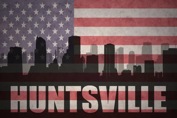 Silhouette abstraite de la ville avec texte Huntsville au drapeau américain vintage — Photo