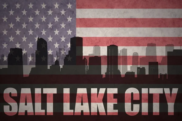 Silhouette astratta della città con testo Salt Lake City alla bandiera americana vintage — Foto Stock