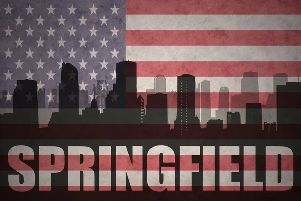 Özet metni Springfield vintage Amerikan bayrağı ile şehir silüeti — Stok fotoğraf