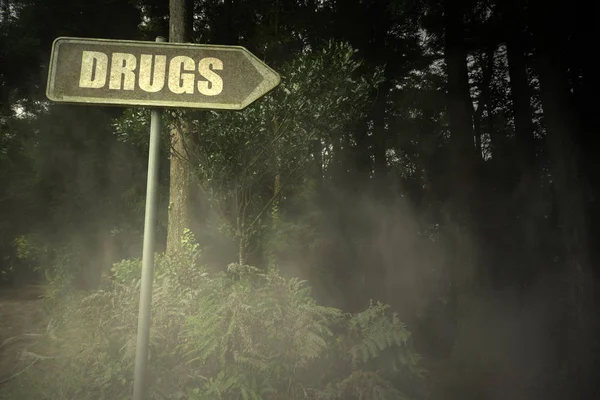 Vecchio cartello con le droghe di testo vicino alla foresta sinistra — Foto Stock
