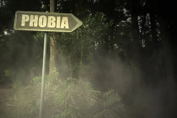 Oud bord met tekst fobie in de buurt van het sinistere bos — Stockfoto