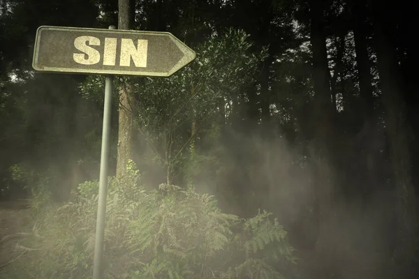 Oud bord met tekst zonde in de buurt van het sinistere bos — Stockfoto