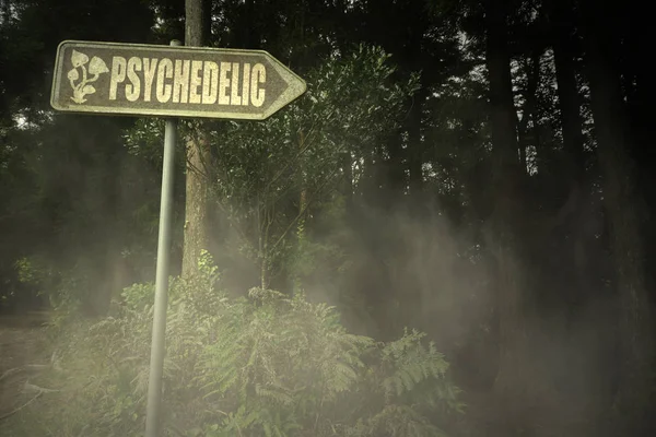 Старая вывеска с текстовым психоделиком возле зловещего леса — стоковое фото