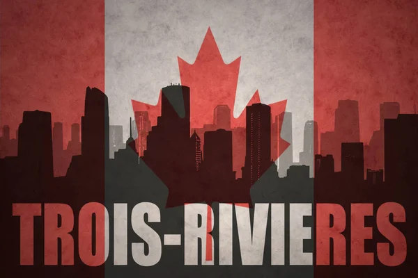 Абстрактный силуэт города с текстом Труа-Ривьер под винтажным канадским флагом — стоковое фото
