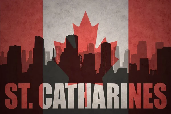 Abstraktní silueta města s textem St. Catharines na vinobraní kanadské vlajky — Stock fotografie