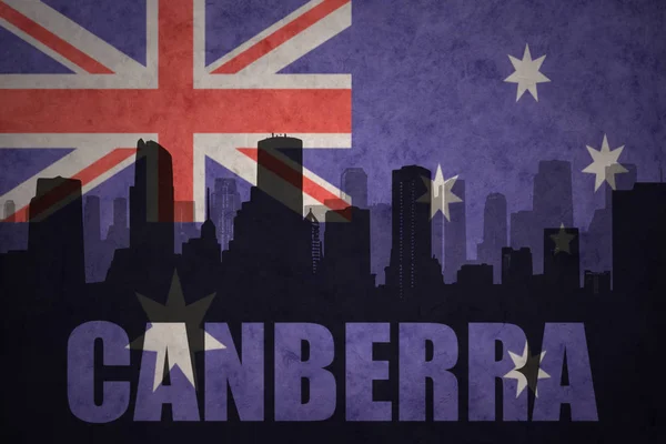 对该城市的文本堪培拉在老式的澳大利亚国旗的抽象剪影 — 图库照片