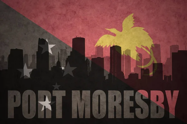 Streszczenie sylwetka miasta z tekstem Port Moresby w vintage flaga Papui-Nowej Gwinei — Zdjęcie stockowe