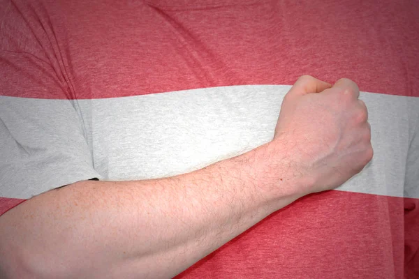 Man's hand on the t-shirt with the national flag of austria. — Stock Photo, Image