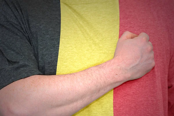 Рука людини на футболку з Національний Прапор Бельгії. — стокове фото