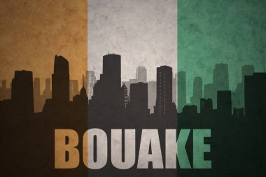 Özet metni Bouake vintage Fildişi Sahili bayrağı ile şehir silüeti