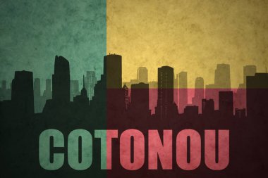 Özet metni Cotonou vintage benin bayrağı ile şehir silüeti