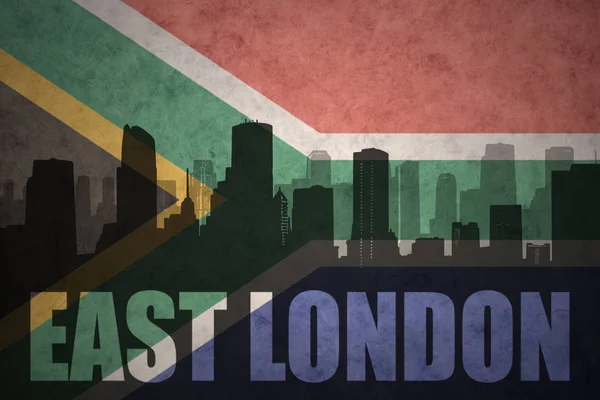 Abstracte silhouet van de stad met tekst East London op de vintage vlag van Zuid-Afrika — Stockfoto