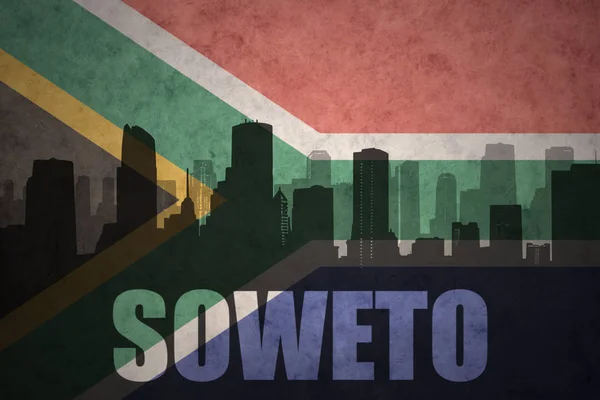 Abstracte silhouet van de stad met tekst Soweto bij de vintage vlag van Zuid-Afrika — Stockfoto