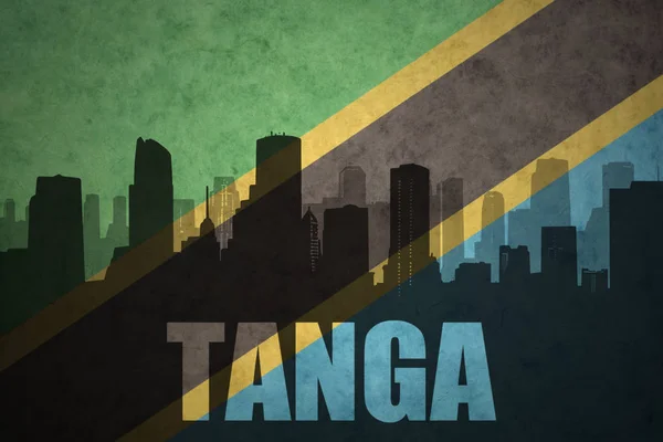 Streszczenie sylwetka miasta z tekstem Tanga w vintage flaga Tanzanii — Zdjęcie stockowe