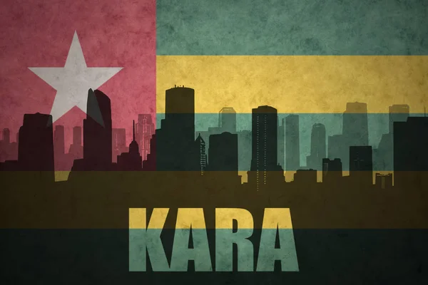 Silueta abstracta de la ciudad con texto Kara en la bandera togo vintage — Foto de Stock