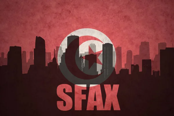 Silhouette abstraite de la ville avec texte Sfax au drapeau tunisien vintage — Photo