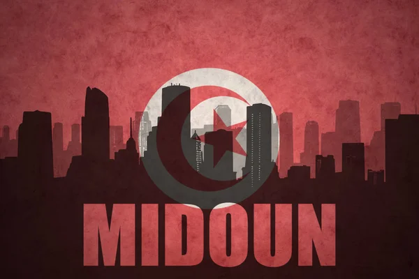 Silhouette abstraite de la ville avec texte Midoun au drapeau tunisien vintage — Photo