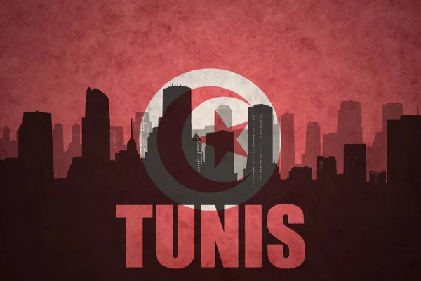 Silhouette abstraite de la ville avec texte Tunis au drapeau tunisien vintage — Photo