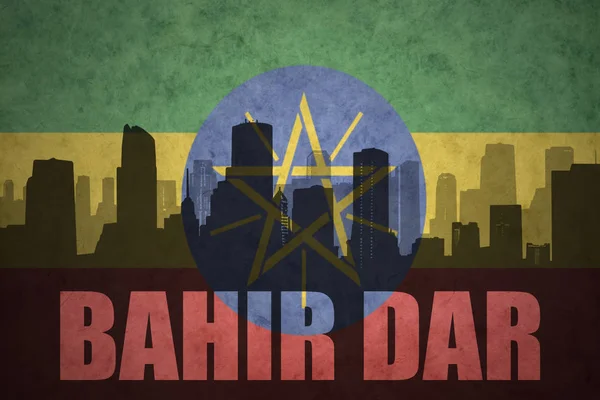 Streszczenie sylwetka miasta z tekstem Bahir Dar na vintage flagę Etiopii — Zdjęcie stockowe
