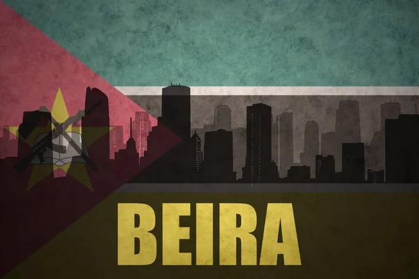 Silueta abstracta de la ciudad con texto Beira en la bandera mozambiqueña vintage — Foto de Stock