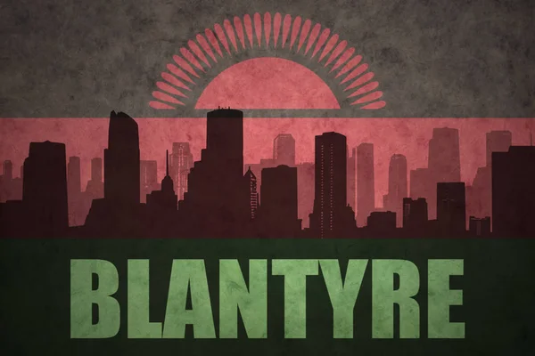 Silueta abstracta de la ciudad con texto Blantyre en la bandera malaui vintage — Foto de Stock