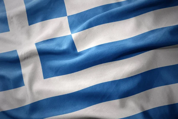 Agitant drapeau coloré de la Grèce . — Photo