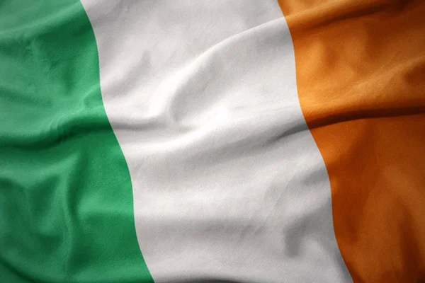 Размахивая национальным флагом Ирландии — стоковое фото
