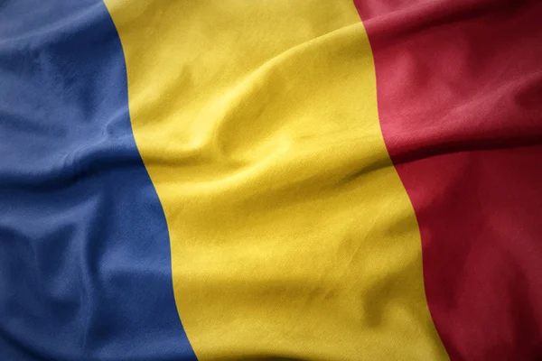 Wuivende kleurrijke vlag van Roemenië. — Stockfoto