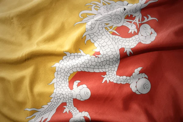 Размахивая красочным флагом Бутана . — стоковое фото