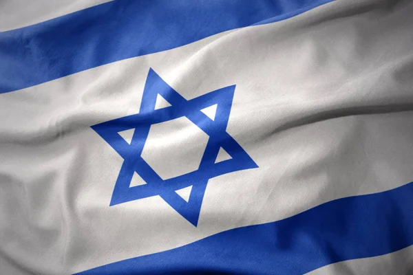 Das Schwenken der bunten Flagge Israels. — Stockfoto